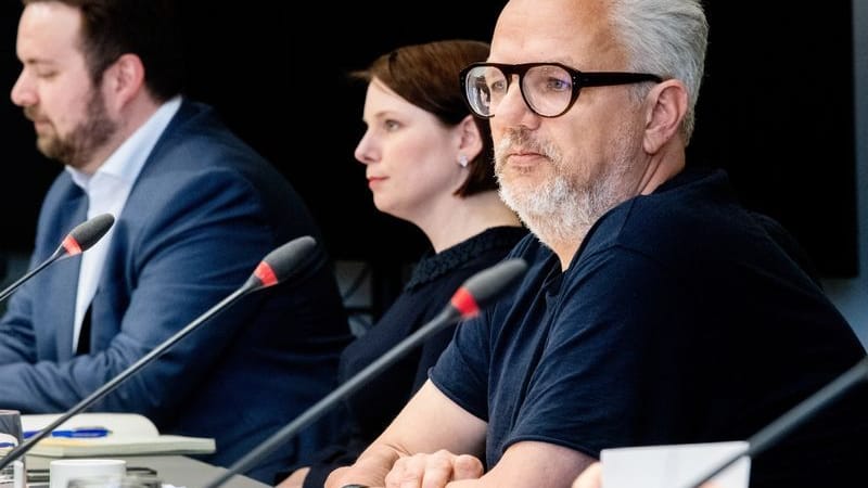 Florian Pfeffer (r-l), Landesvorstandssprecher von Bündnis 90/Die Grünen, Julia Tiedemann, Landesvorsitzende der Bürger in Wut (BiW) in Bremen, und Claas Bansemer, Generalsekretär der FDP in Bremen, sitzen während der Landespressekonferenz nach der Bürgerschaftswahl in Bremen im Rathaus.