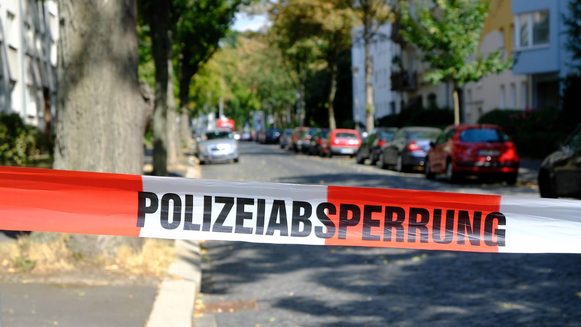 Eine Straße ist von der Polizei abgesperrt worden (Symbolbild): In Itzehoe suchen die Ermittler nach Tatverdächtigen. Eine Straße ist von der Polizei abgesperrt worden (Symbolbild): In Itzehoe suchen die Ermittler nach Tatverdächtigen.