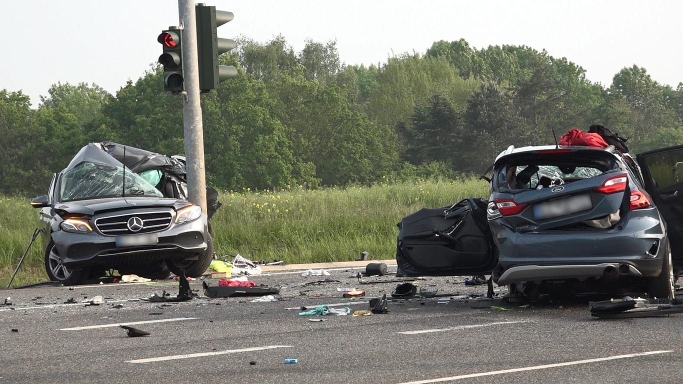 Zwei zerstörte Fahrzeuge stehen auf der Bundesstraße 266 bei Mechernich: Zwei Frauen kommen bei diesem Unfall ums Leben, zwei weitere Fahrzeuginsassen wurden teils schwer verletzt.