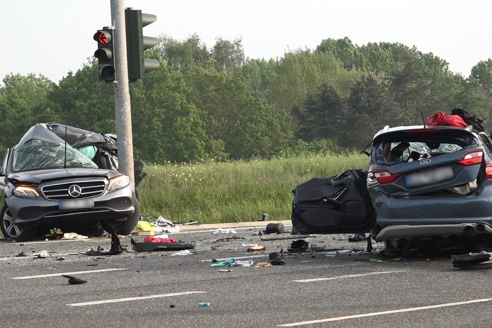 Zwei zerstörte Fahrzeuge stehen auf der Bundesstraße 266 bei Mechernich: Zwei Frauen kommen bei diesem Unfall ums Leben, zwei weitere Fahrzeuginsassen wurden teils schwer verletzt.