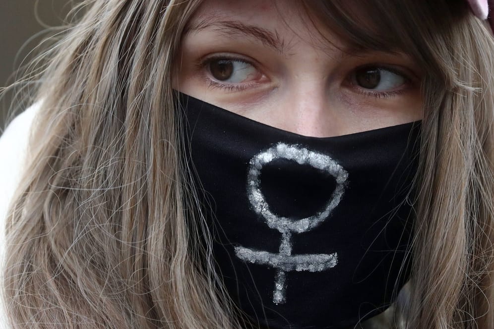 Eine Frauenrechtsaktivistin in Moskau (Symbolbild): Bei Markus Lanz wurde über Gewalt in Russland diskutiert.