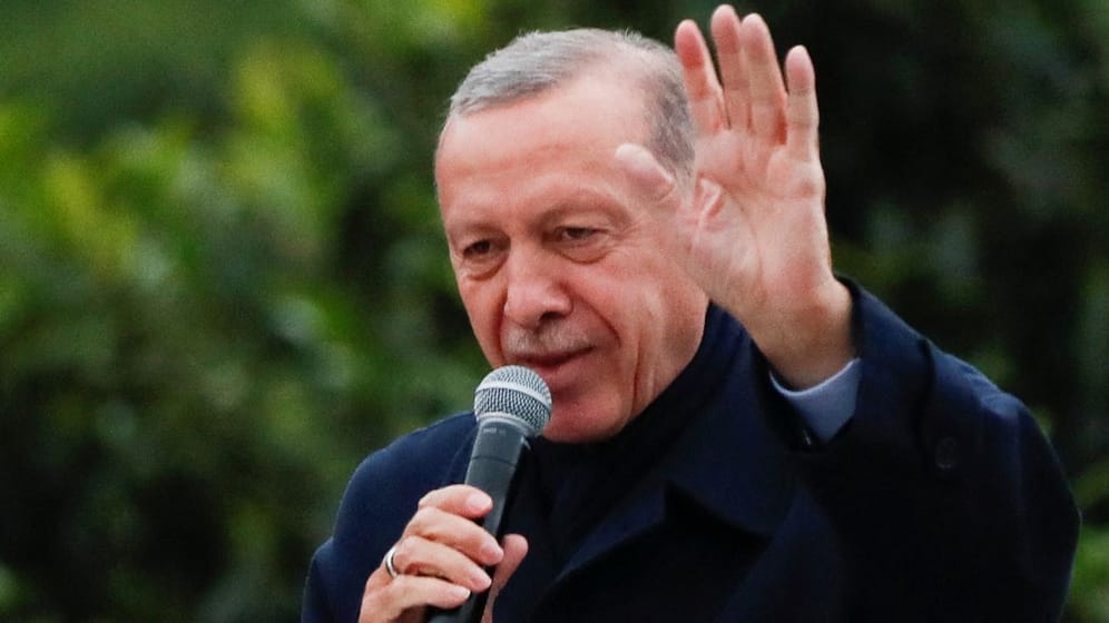 Recep Tayyip Erdoğan am Sonntag in Istanbul: Der türkische Staatschef hat sich noch vor Auszählung aller Stimmen zum Sieger der Präsidentenwahl erklärt.