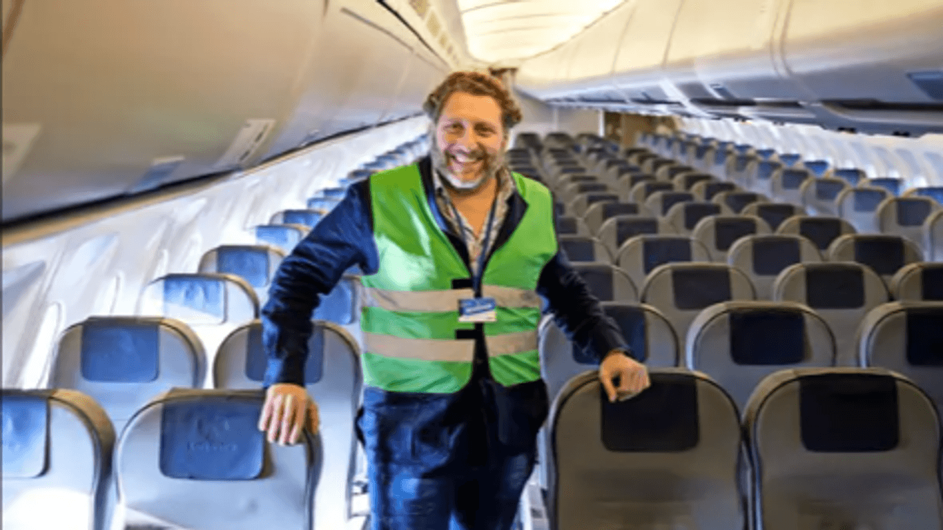 Serengeti-Chef Fabrizio Sepe in dem ausrangierten Airbus A310, in dem er eigentlich ein Restaurant für seinen Park einrichten will.