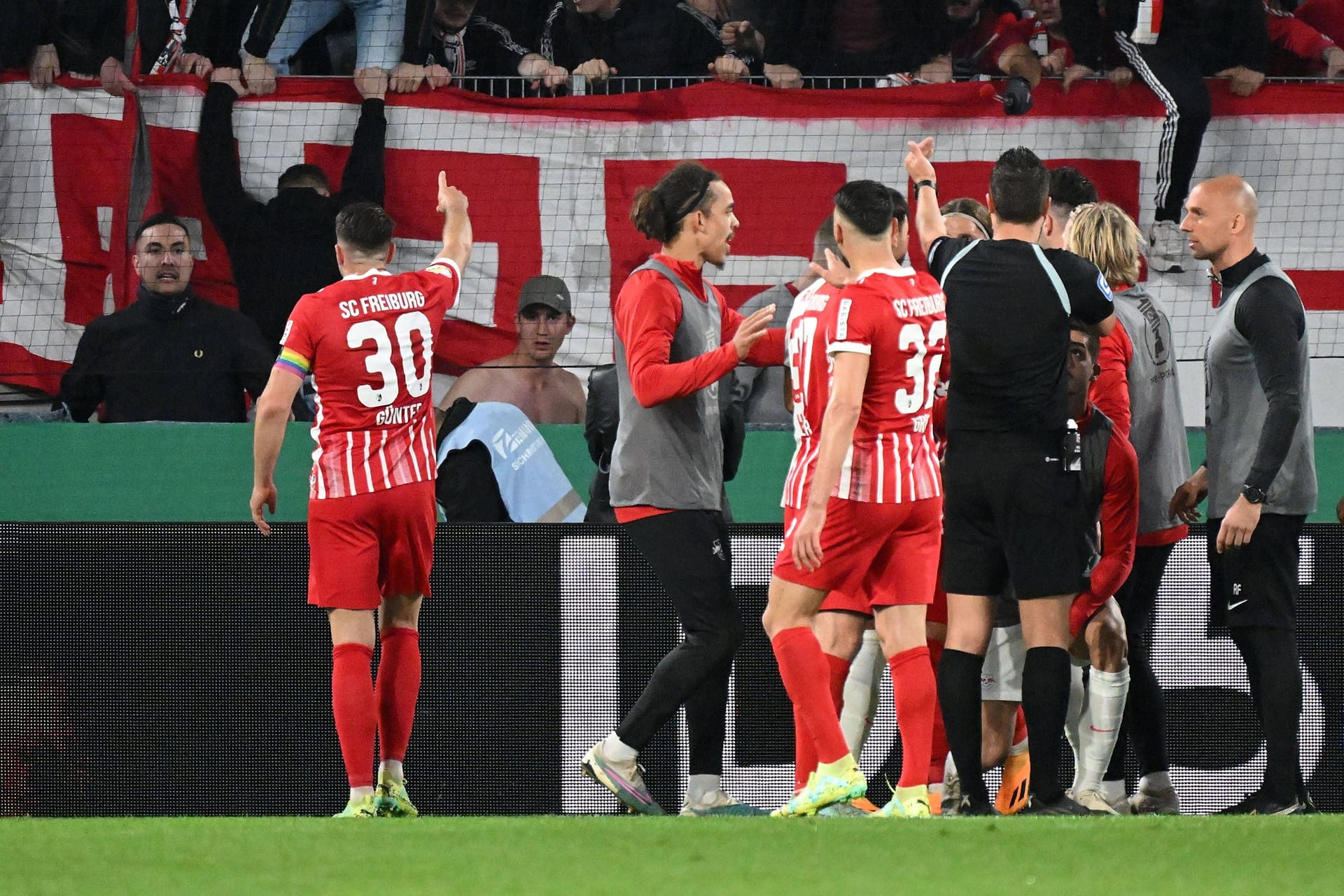Freiburgs Kapitän Christian Günter beruhigt die Fans: Einige Freiburger wollten den Platz stürmen.