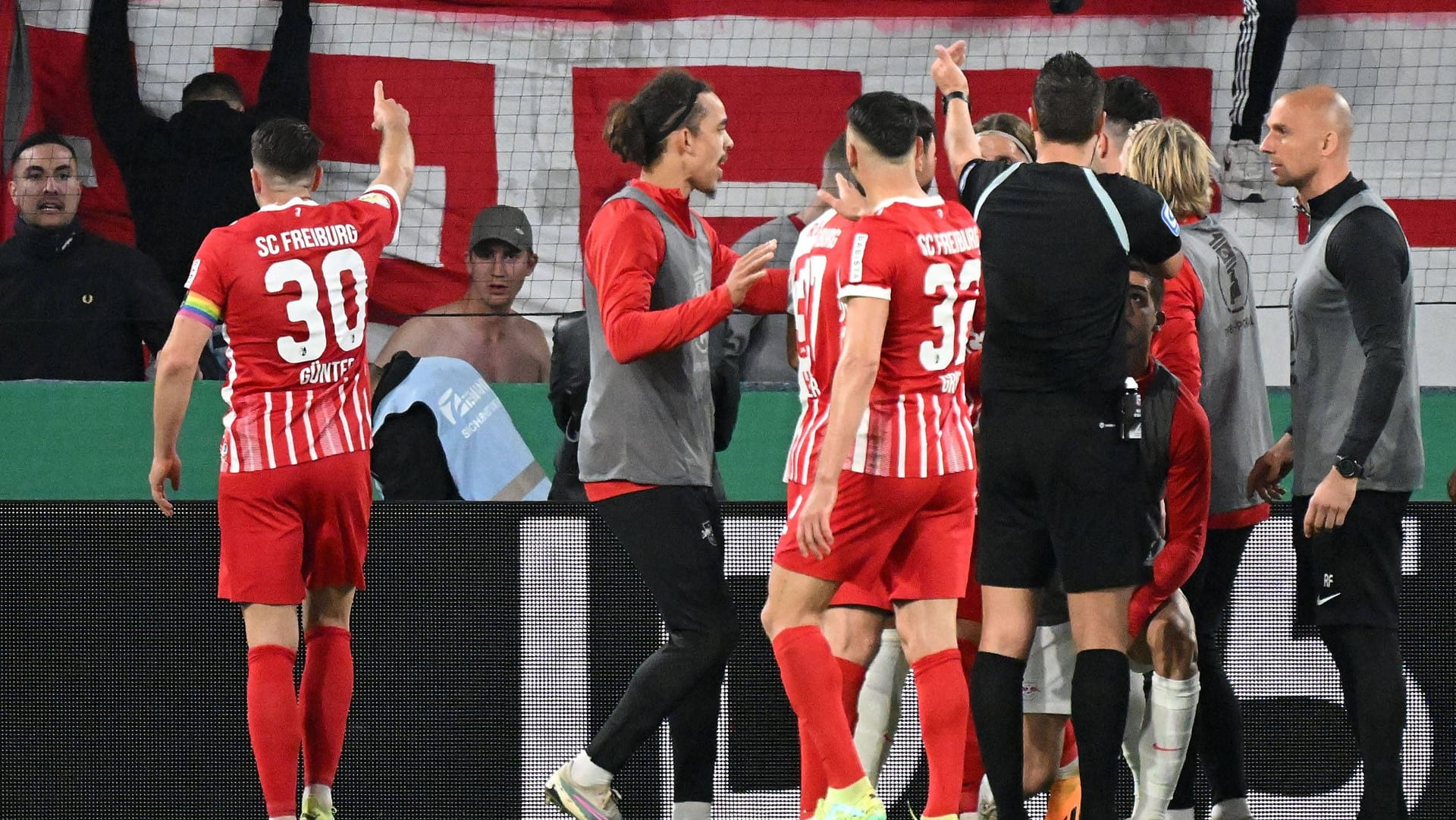 Freiburgs Kapitän Christian Günter beruhigt die Fans: Einige Freiburger wollten den Platz stürmen. Freiburgs Kapitän Christian Günter beruhigt die Fans: Einige Freiburger wollten den Platz stürmen.