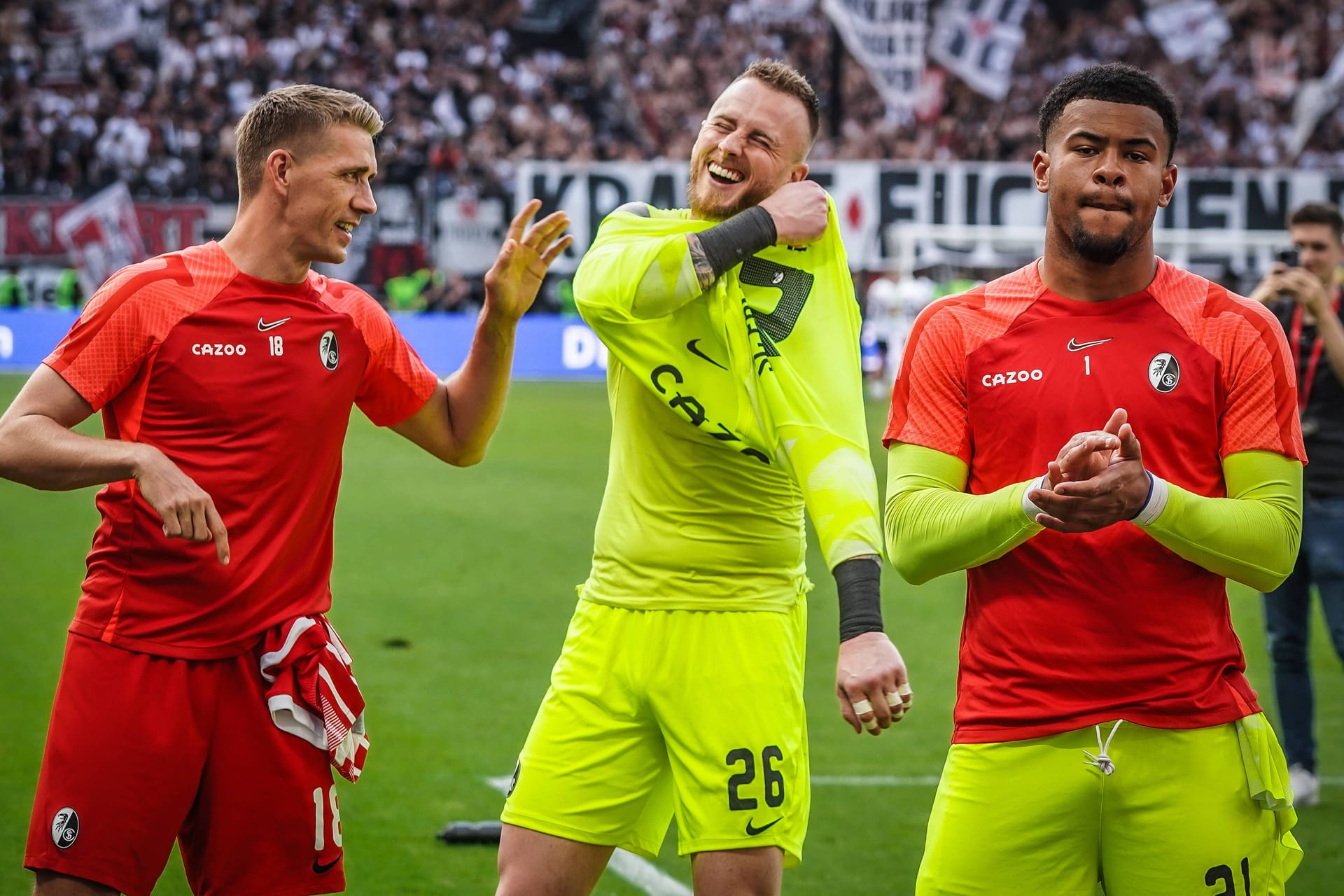 Mark Flekken (m.) neben Noah Atubolu (r.): Der Torwartwechsel in Freiburg birgt eine große Chance für den DFB.