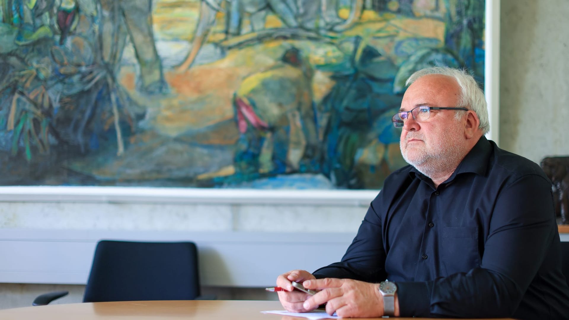 Zoodirektor Jörg Junhold sitzt in seinem Büro. Der Zoo beteuert, dass es die letzte Option sei, das Tier zu töten und dann an Raubtiere zu verfüttern.