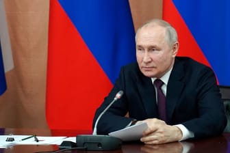 Wladimir Putin: Seit Beginn des Ukrainekrieges zirkulieren zahlreiche Vermutungen darüber, dass der Kremlchef Doppelgänger auftreten lässt, während er sich in einem Bunker versteckt hält.