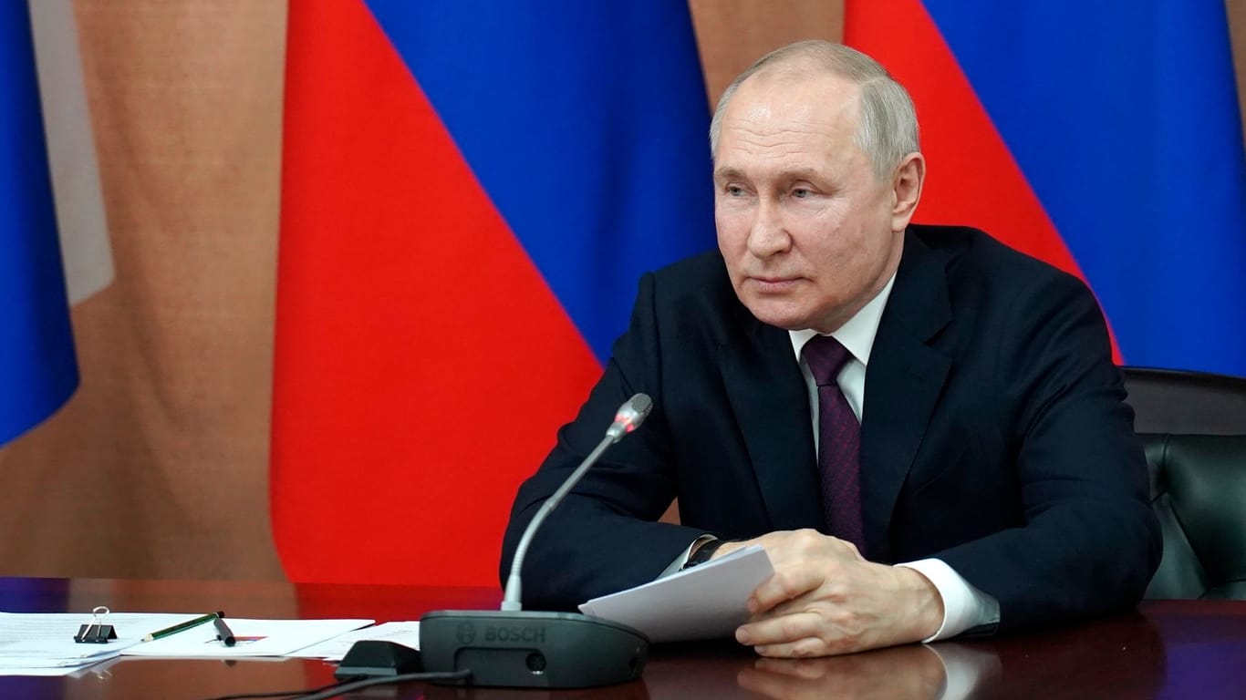 Wladimir Putin: Seit Beginn des Ukrainekrieges zirkulieren zahlreiche Vermutungen darüber, dass der Kremlchef Doppelgänger auftreten lässt, während er sich in einem Bunker versteckt hält.