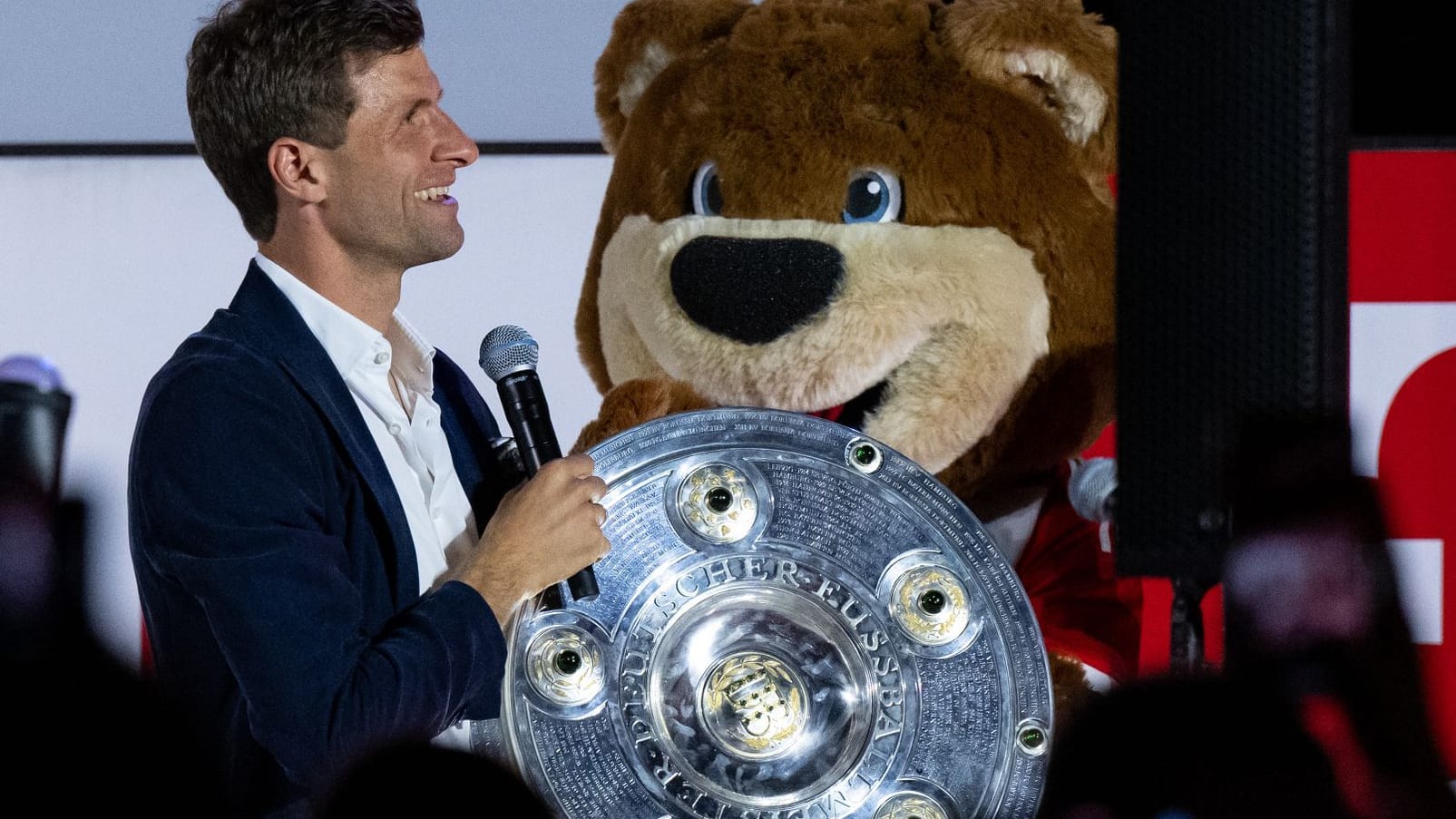 Thomas Müller mit der Meisterschale bei der Party.