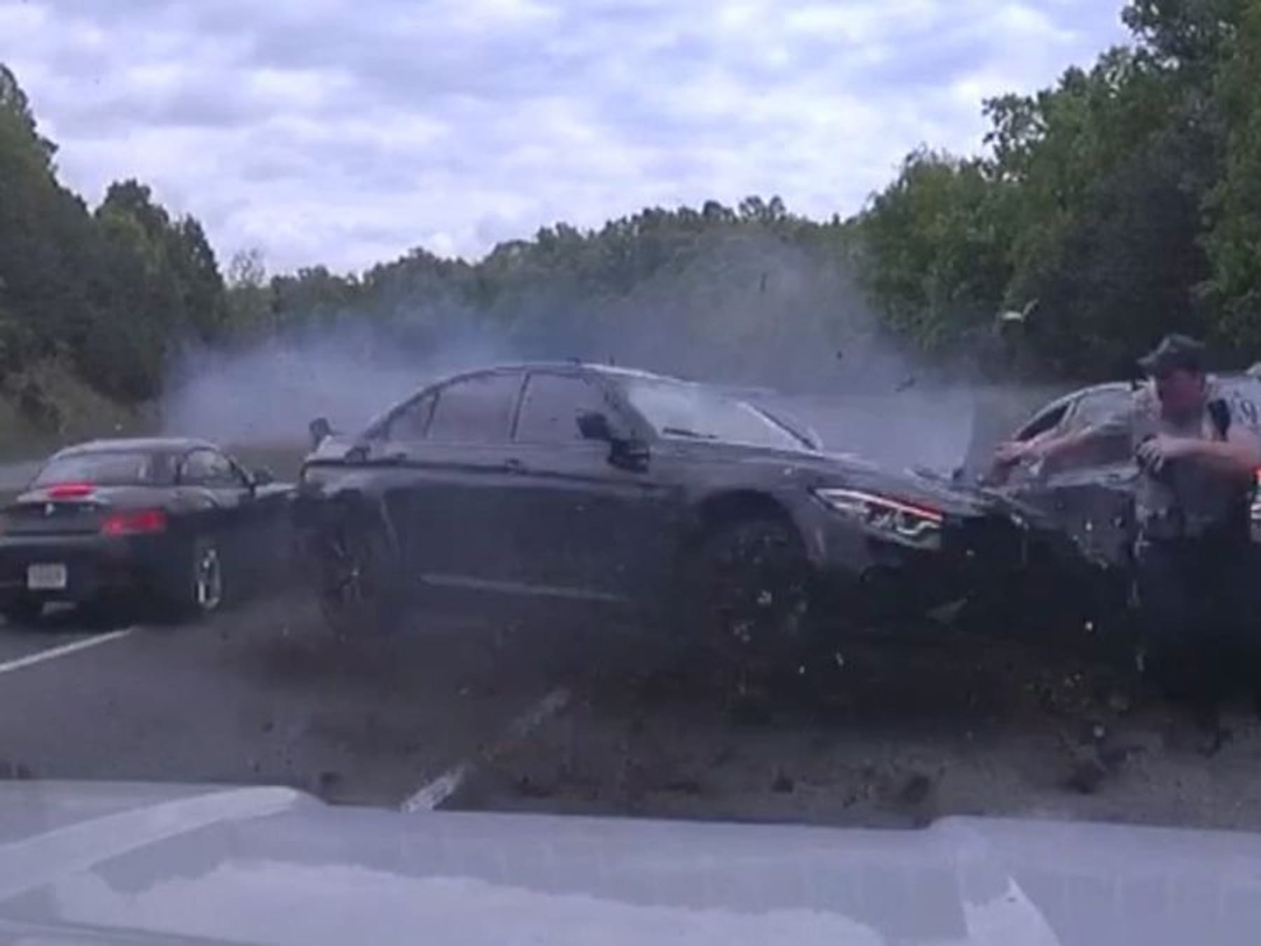 BMW-Fahrer kracht in Gegenverkehr – Polizist hat unfassbares Glück