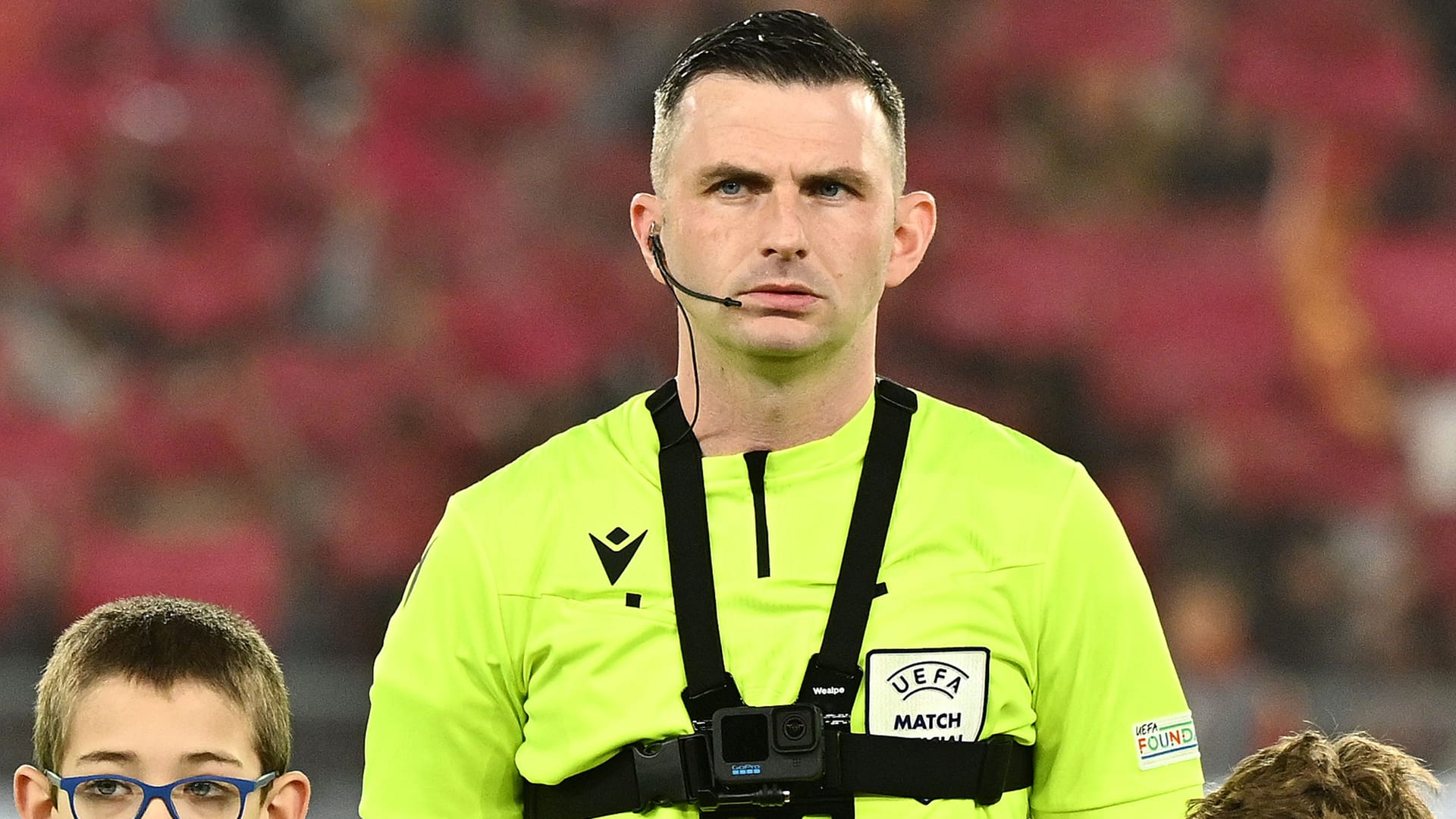 Schiedsrichter Michael Oliver trug beim Einlauf zum Halbfinale der Europa League eine Kamera an der Brust.