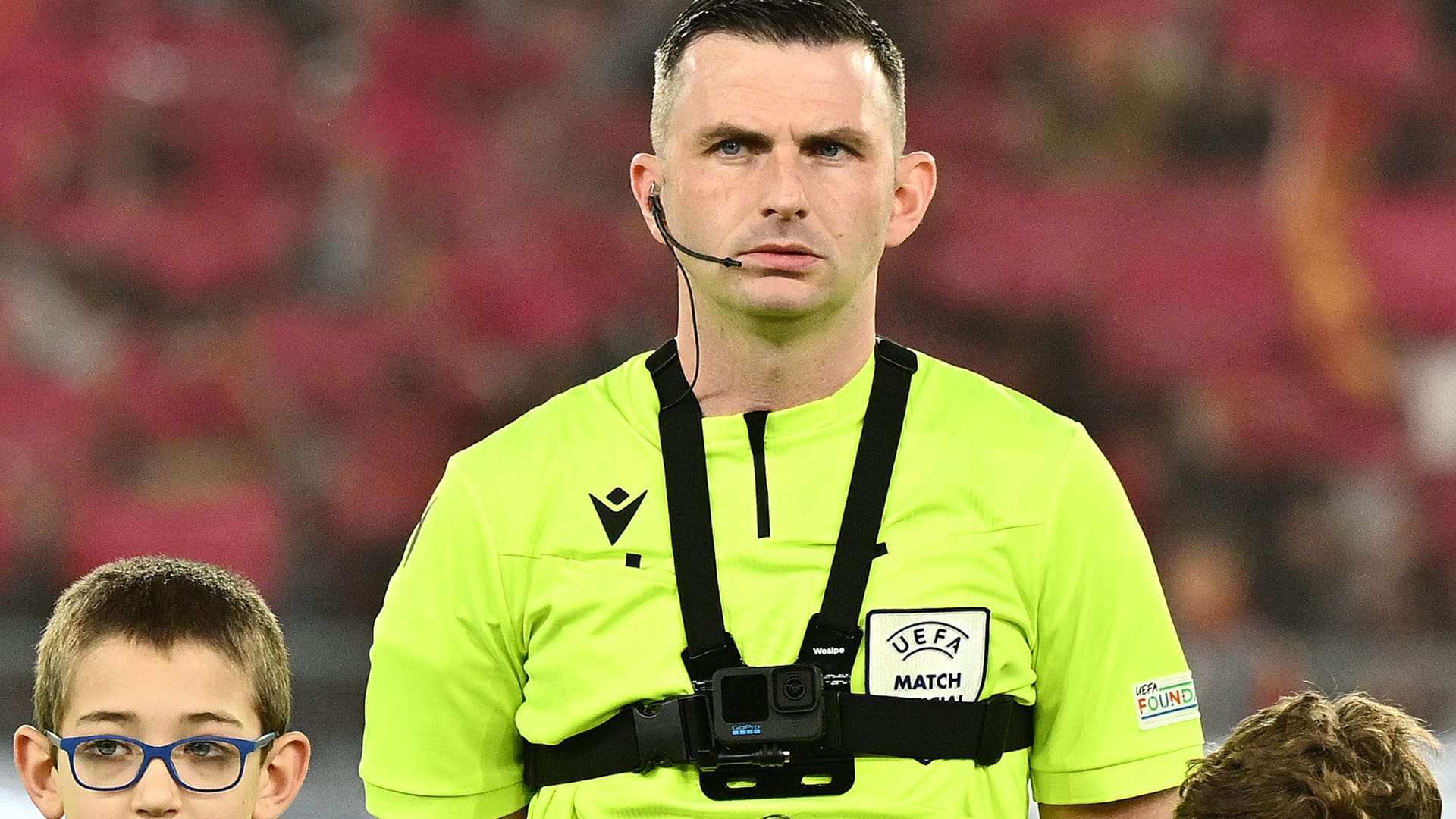 Schiedsrichter Michael Oliver trug beim Einlauf zum Halbfinale der Europa League eine Kamera an der Brust.