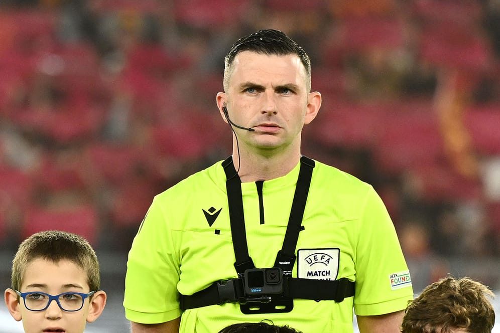 Schiedsrichter Michael Oliver trug beim Einlauf zum Halbfinale der Europa League eine Kamera an der Brust.