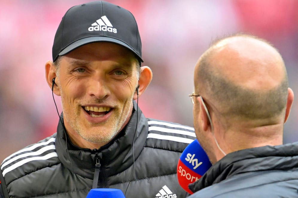 Zu Scherzen aufgelegt: Bayern-Trainer Tuchel (li.) im Interview vor dem Spiel gegen Schalke 04.