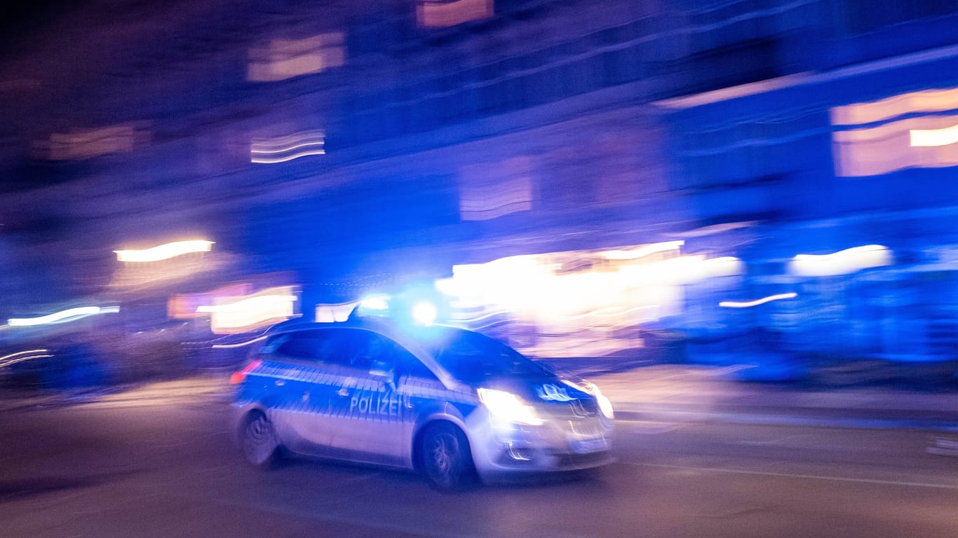 Ein Streifenwagen mit Blaulicht (Archivbild): In Berlin ist ein homosexuelles Paar attackiert worden.