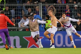 Antonin Barak feiert oberkörperfrei sein Tor in der Verlängerung: Die Fiorentina warf Basel raus.