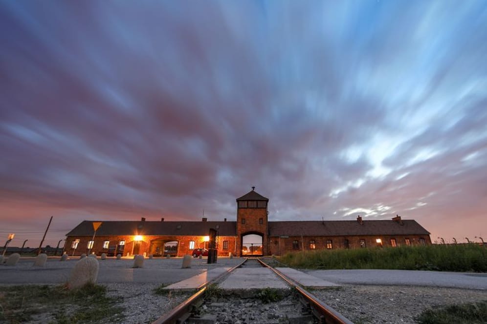 Blick auf das Tor zum früheren Vernichtungsslager Auschwitz-Birkenau: Die polnische PiS nutzte eine Aufnahme des Lagers für politische Zwecke.