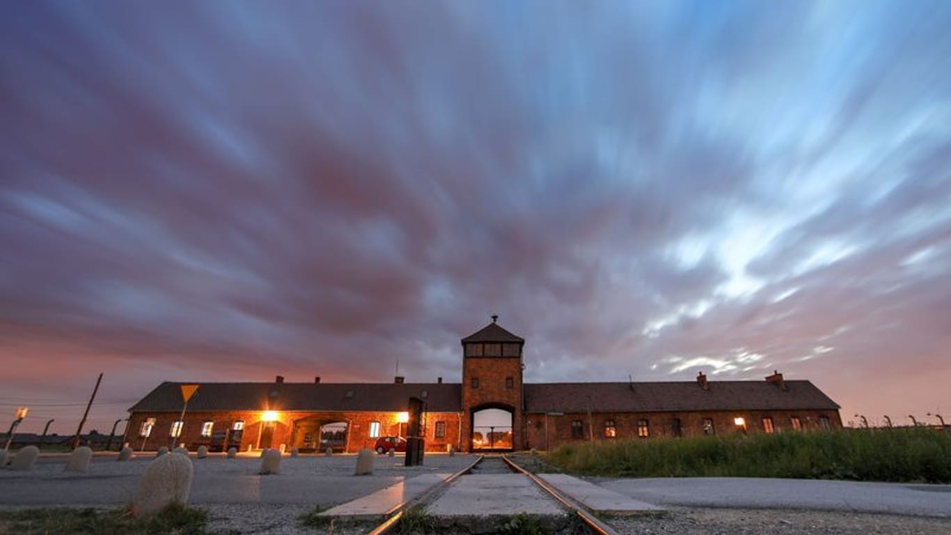 Blick auf das Tor zum früheren Vernichtungsslager Auschwitz-Birkenau: Die polnische PiS nutzte eine Aufnahme des Lagers für politische Zwecke.