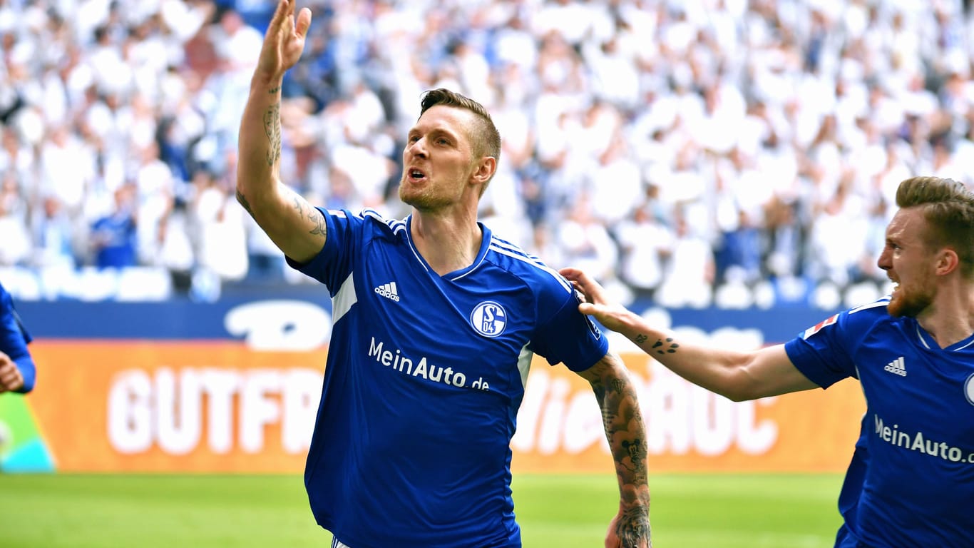 Schalkes Stürmer Sebastian Polter bejubelt seinen 2:2-Ausgleichstreffer gegen Eintracht Frankfurt. Noch muss Schalke 04 um den Klassenerhalt bangen.