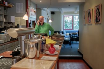 Dietmar Engel in seinem Café Konrad (Archivbild): Der Gastwirt hat beschlossen, sein Café aufzugeben.