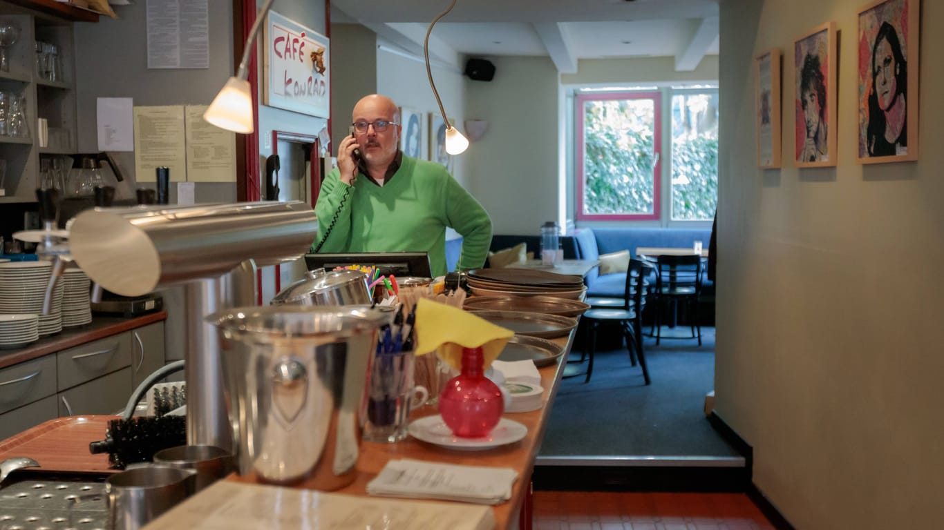 Dietmar Engel in seinem Café Konrad (Archivbild): Der Gastwirt hat beschlossen, sein Café aufzugeben.