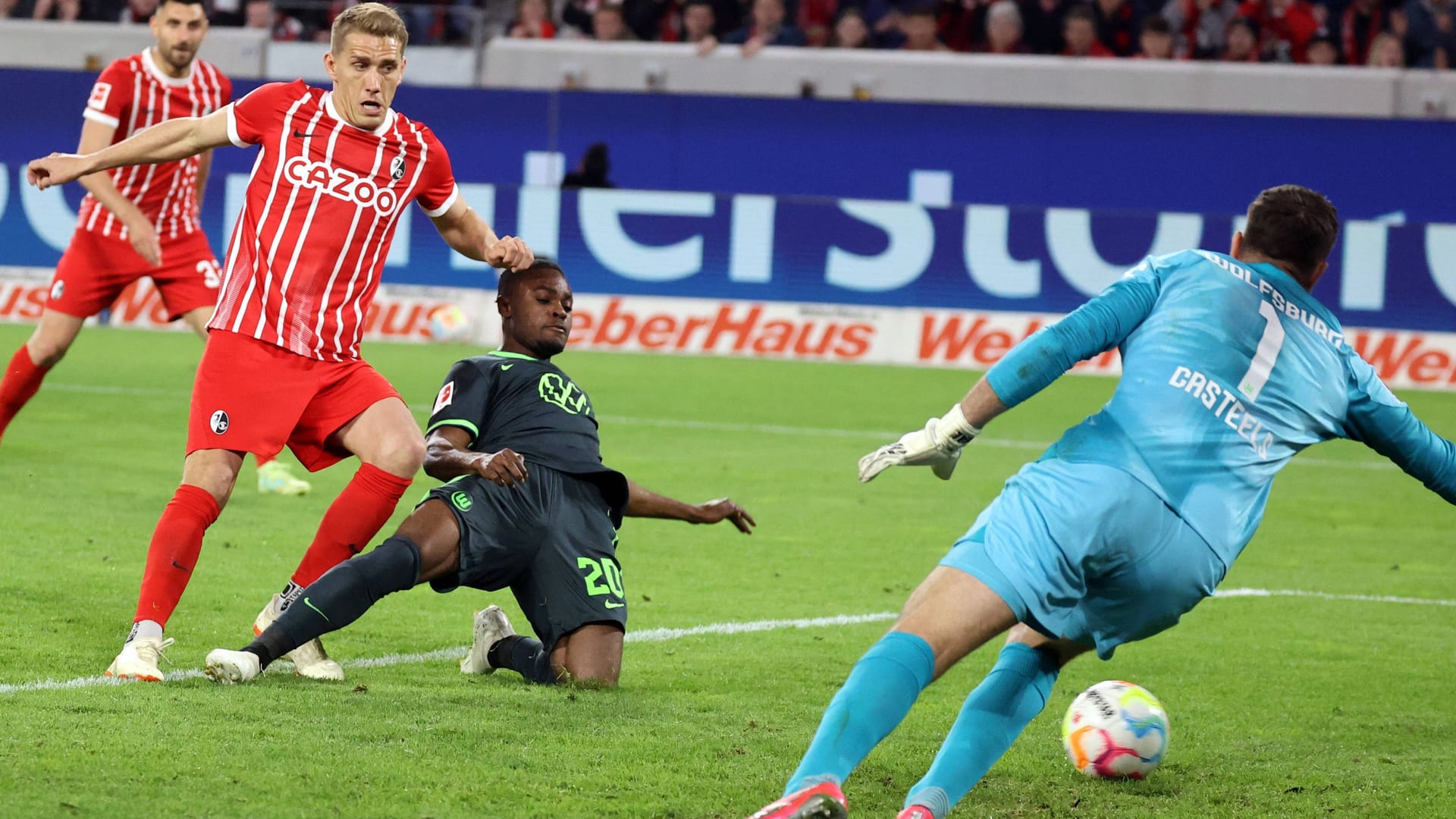 Vom Publikum gefeiert: Freiburgs Nils Petersen (li.) erzielt das 2:0 gegen Wolfsburg.