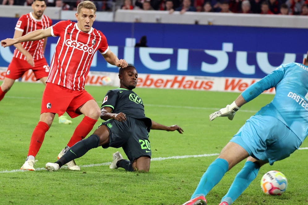 Vom Publikum gefeiert: Freiburgs Nils Petersen (li.) erzielt das 2:0 gegen Wolfsburg.