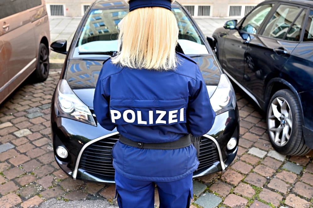 Polizistin stellt in München Strafzettel aus (Symbolfoto): Erinnerungen einer Münchnerin auf Facebook rühren das Netz.