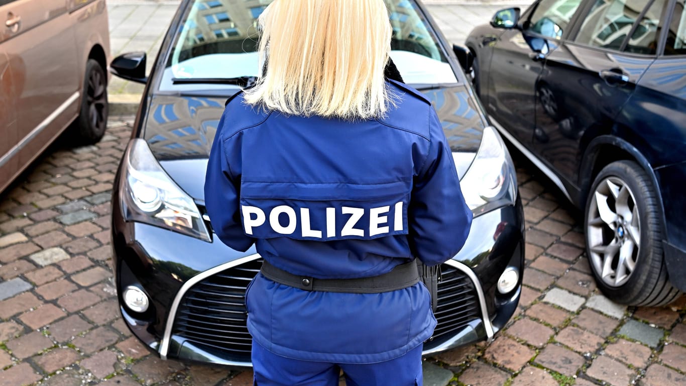 Polizistin stellt in München Strafzettel aus (Symbolfoto): Erinnerungen einer Münchnerin auf Facebook rühren das Netz.