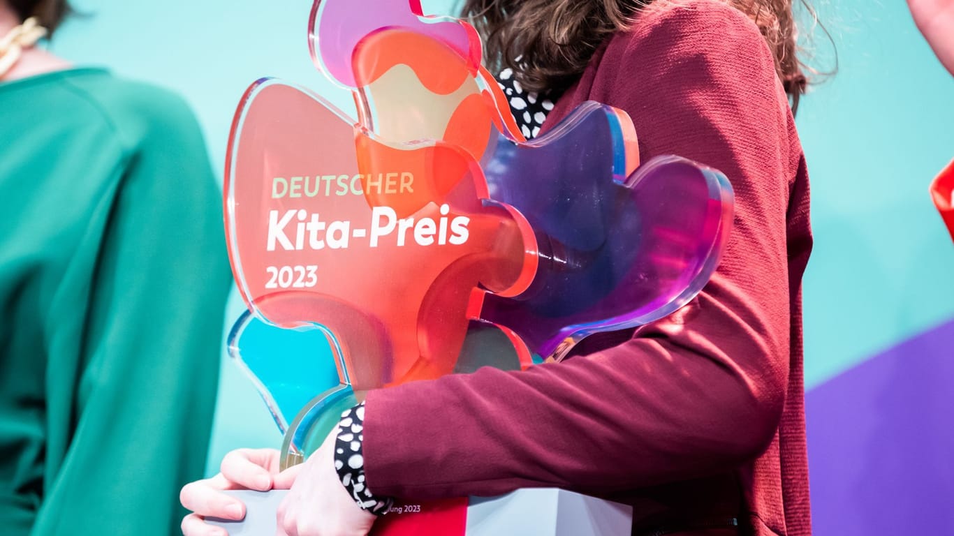Die Trophäe des Deutschen Kita-Preises 2023: Insgesamt zehn Kitas wurden ausgezeichnet.