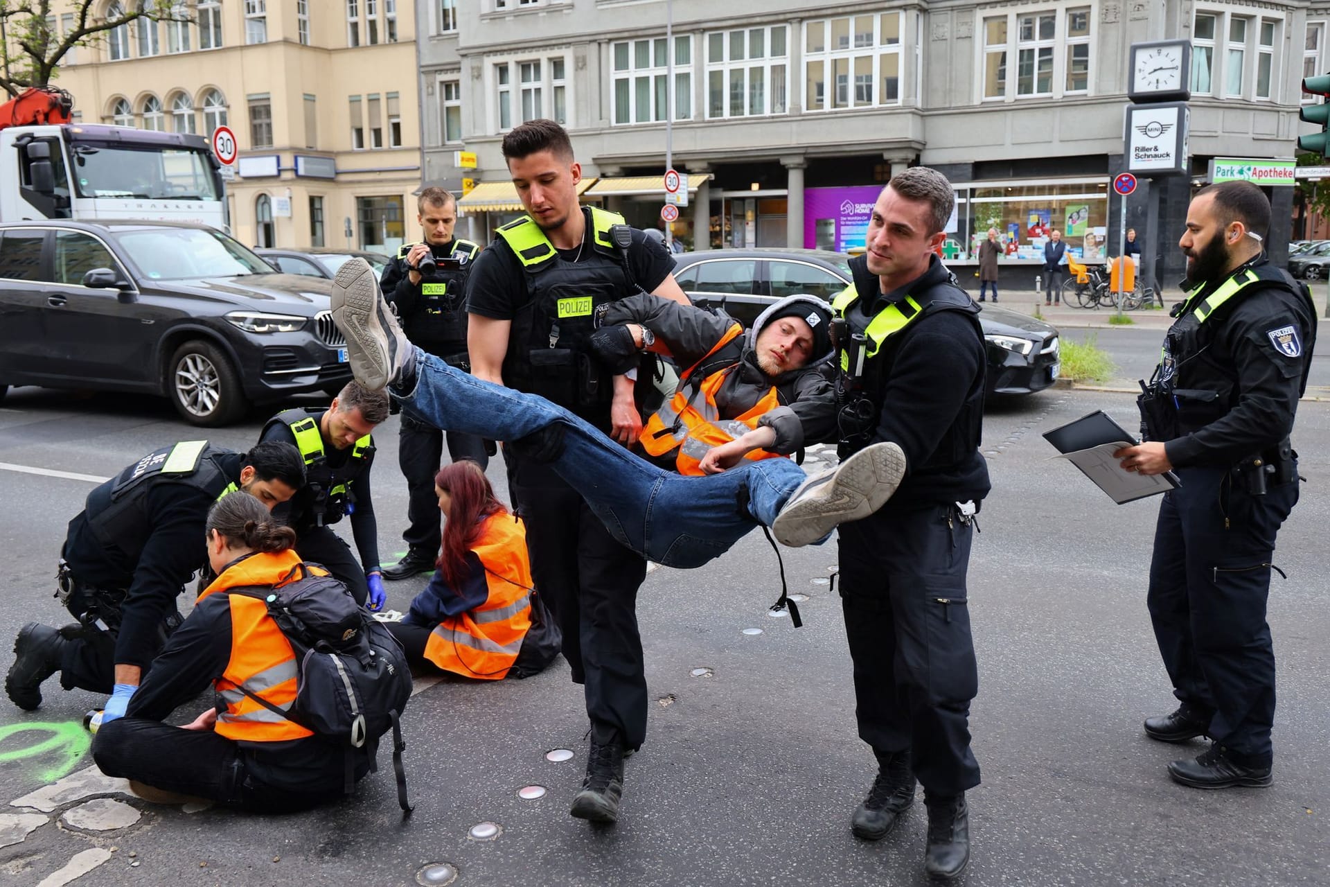 Klima-Protest in Berlin: Einem Unterstützerverein der "Letzten Generation" geht das Geld aus.