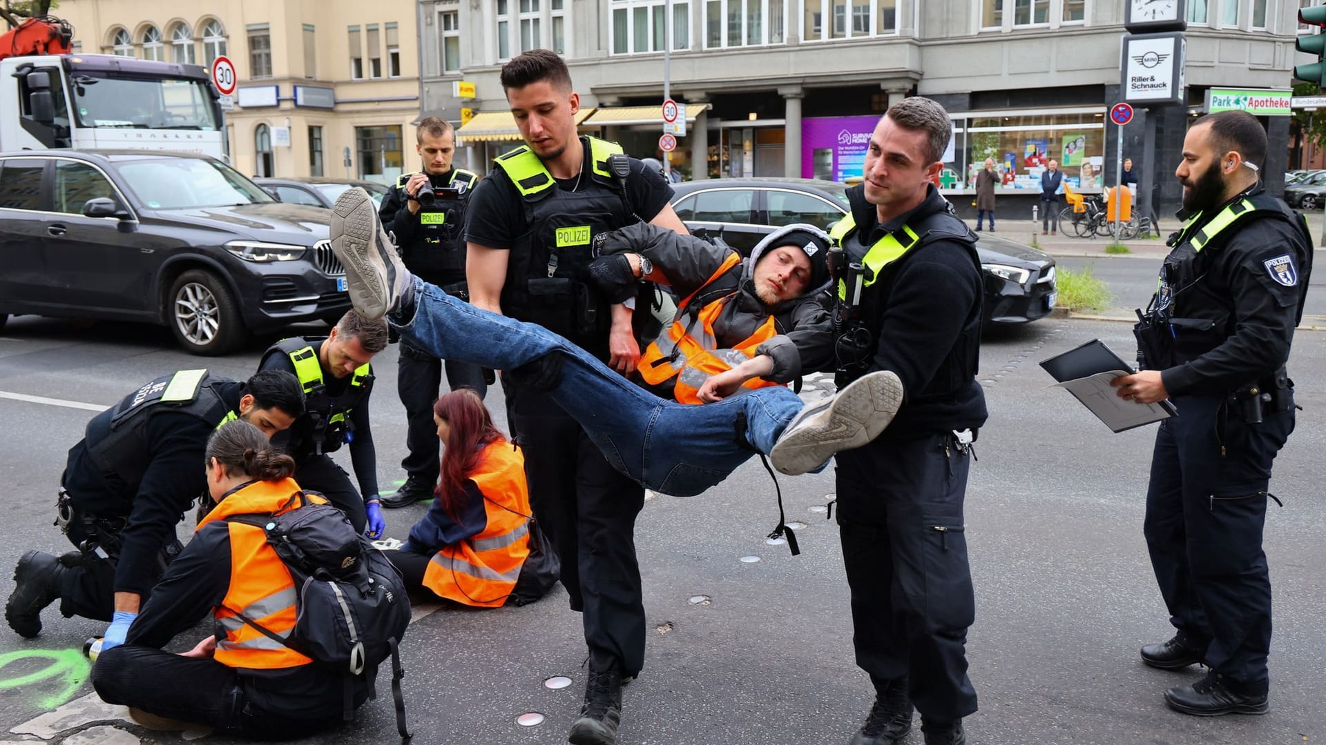 Klima-Protest in Berlin: Einem Unterstützerverein der "Letzten Generation" geht das Geld aus.