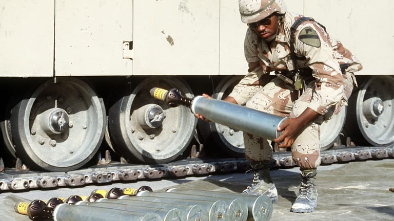 Ein Panzerschütze verlädt Munition des Kalibers 105mm in einen M1 Abrams-Panzer (Archivbild).