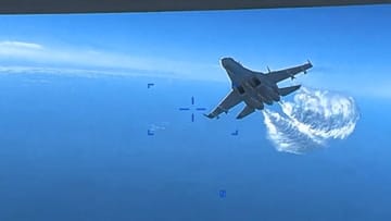 Un Sukhoi Su-27 ruso acercándose a un dron estadounidense MQ-9 Reaper.  El accidente ocurrió en marzo de 2023 sobre el Mar Negro.