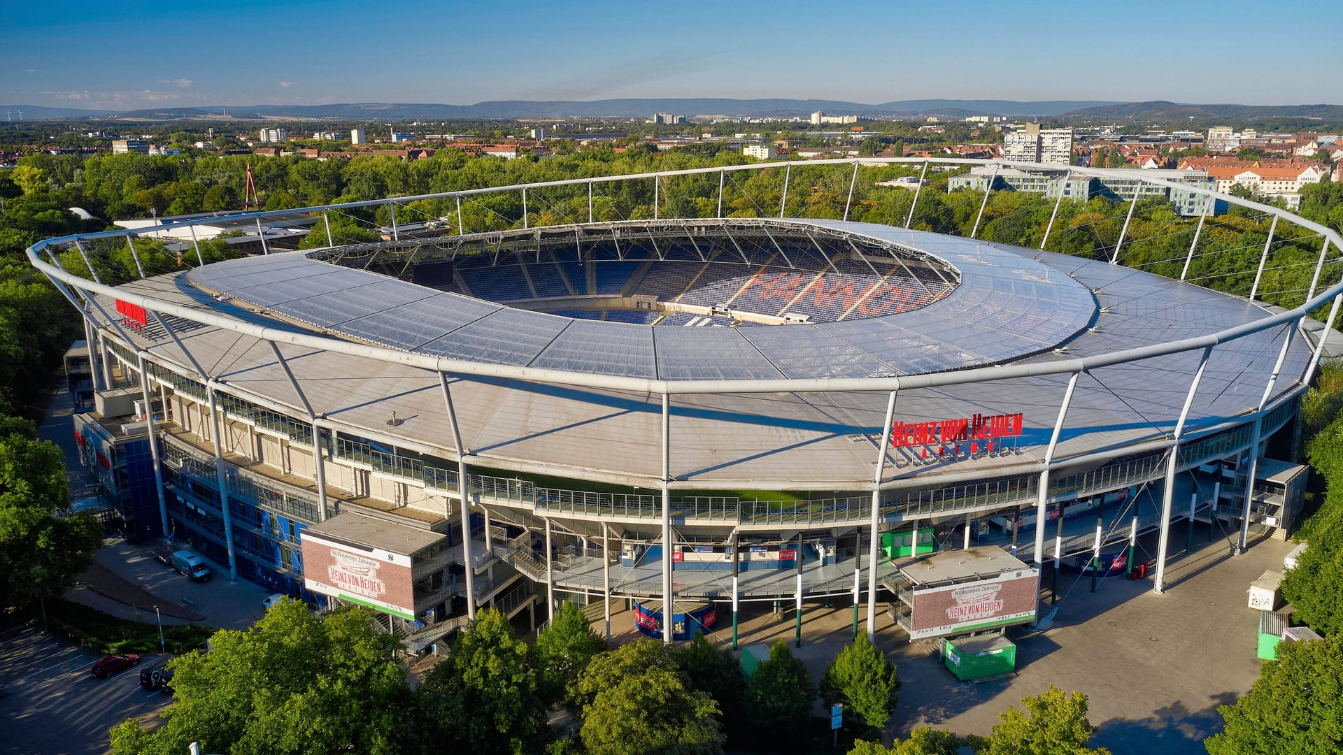 Das ehemalige WM-Stadion von Hannover (Archivbild): Vertragsdetails und Grundbucheinträge werfen viele Fragen auf.