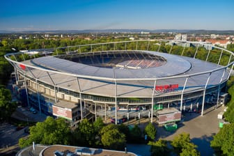 Das ehemalige WM-Stadion von Hannover (Archivbild): Vertragsdetails und Grundbucheinträge werfen viele Fragen auf.