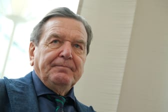 Altkanzler Gerhard Schröder: Der Sozialdemokrat rückt auch mehr als ein Jahr nach Ausbruch des Ukrainekriegs nicht von Russlands Diktator Wladimir Putin ab.