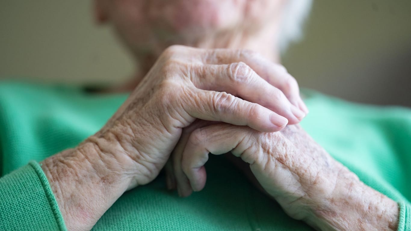 Hände einer alten Frau: Laut Berechnungen des Statistischen Bundesamtes ist die Lebenserwartung in Deutschland während Corona gesunken.
