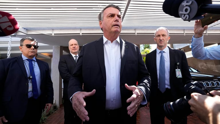 Brasiliens Ex-Präsident Bolsonaro: Der Rechtsextreme nach einer Razzia in seinem Privathaus zu Journalisten.