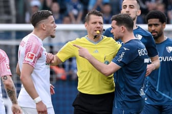 Schiedsrichter Patrick Ittrich (Mitte) schlichtet einen Streit zwischen Kevin Stöger (r.) und Ermedin Demirovic (l.): Der FC Augsburg kassierte in dieser Saison die meisten Gelben Karten.