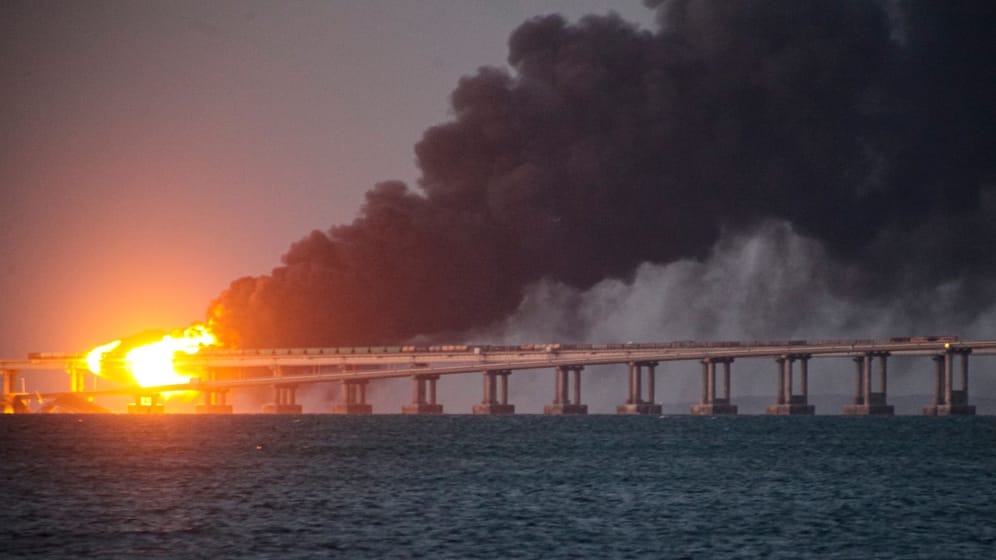 Flammen und Rauch nach der Explosion von der Krim-Brücke (Archivbild): Monate nach der Explosion hat der ukrainische Geheimdienst die Beteiligung Kiews offiziell bestätigt.