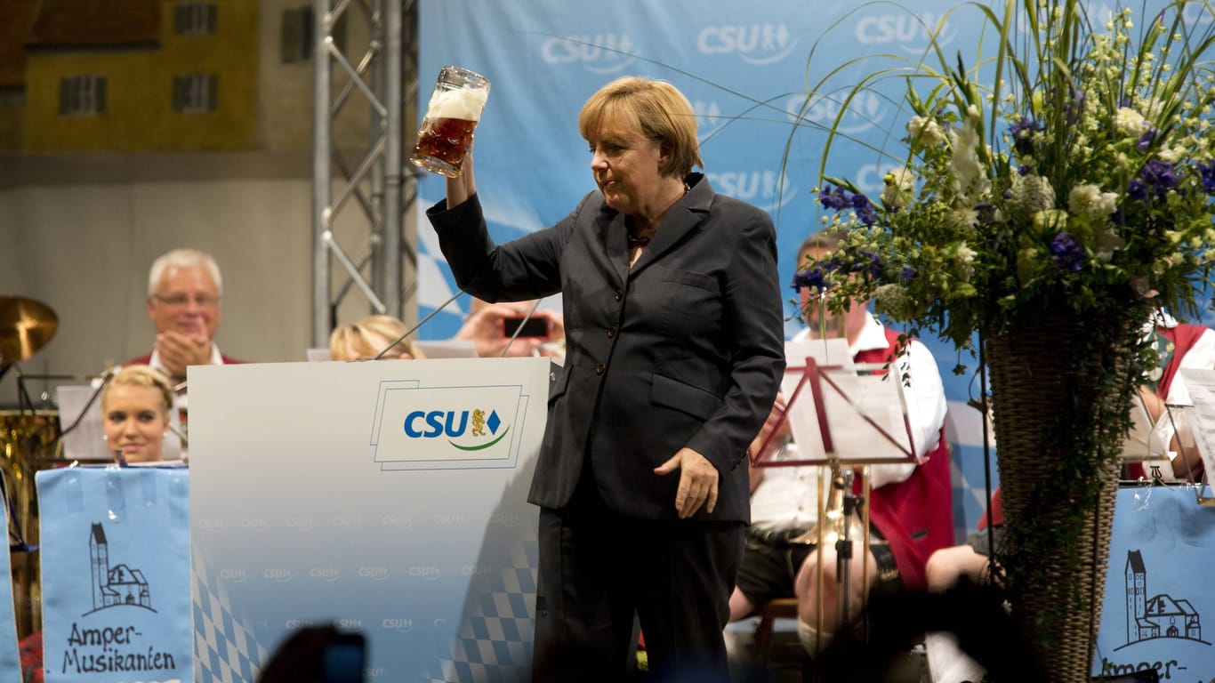 Auch die ehemalige Bundeskanzlerin Angela Merkel war bereits in Dachau (Archivbild): Das Volksfest ist für sein besonders preisgünstiges Bier bekannt.