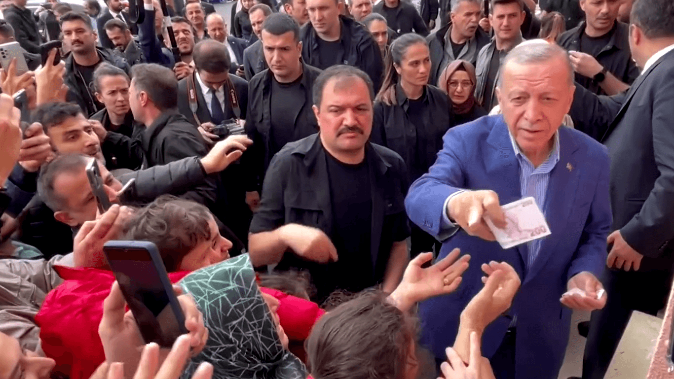 Recep Tayyip Erdoğan: Der türkische Staatschef händigte am Sonntag vor einem Wahllokal Geld an seine Anhängerinnen und Anhänger aus.