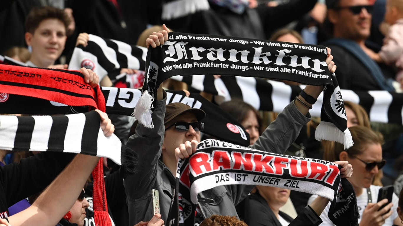 Fans von Eintracht Frankfurt: Die Ticketpreise haben sich verändert.