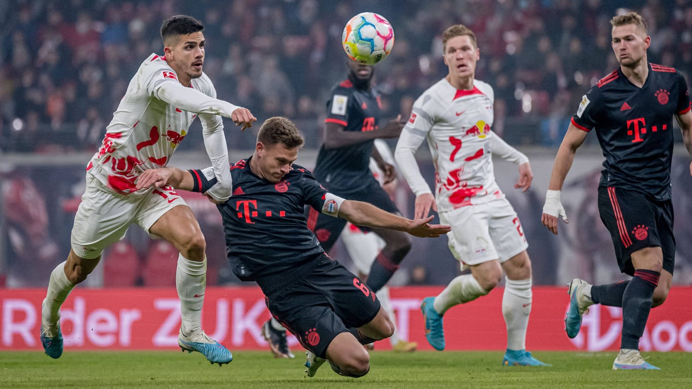 Andre Silva (l.) gegen Joshua Kimmich: Der Leipziger hat die Bayern mit RB zu Beginn des Jahres schon einmal geärgert und im Hinspiel ein 1:1 geholt.