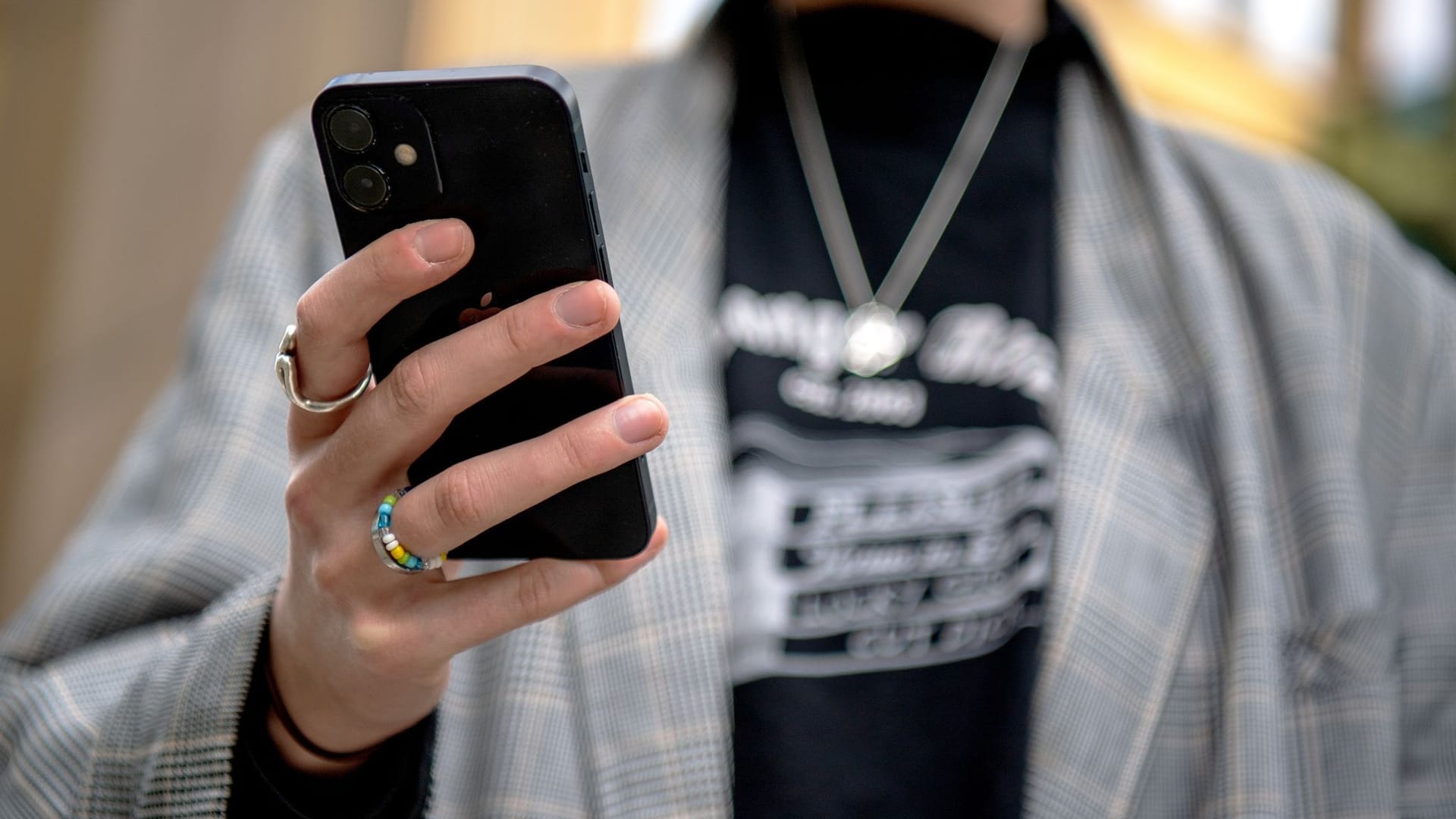Person mit Smartphone Person mit Smartphone