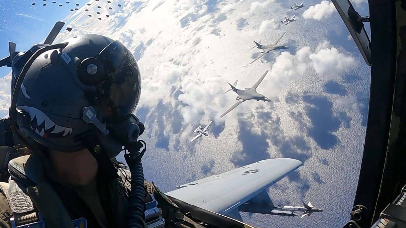 Der Pilot einer amerikanischen A-10C Thunderbolt II fliegt neben einem strategischen Bomber des Typs B1-B Lancer (Archivbild).