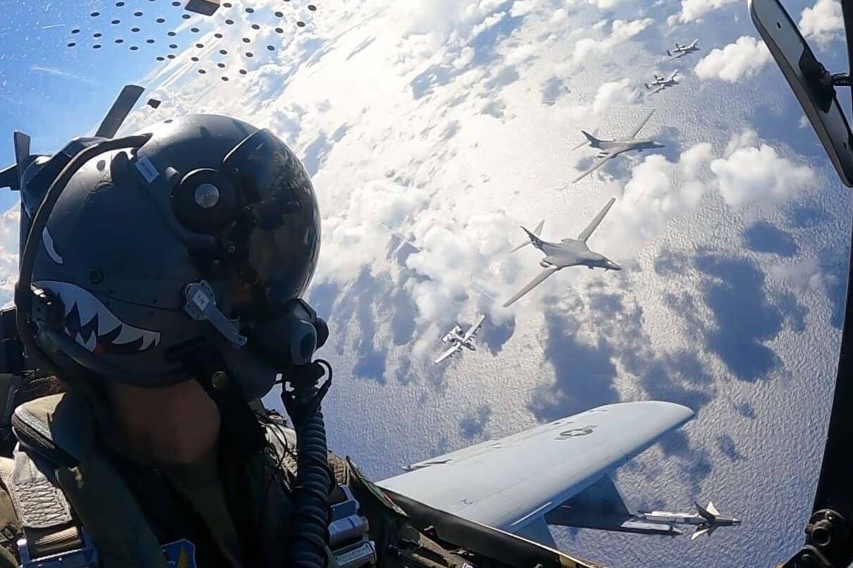 Der Pilot einer amerikanischen A-10C Thunderbolt II fliegt neben einem strategischen Bomber des Typs B1-B Lancer (Archivbild).