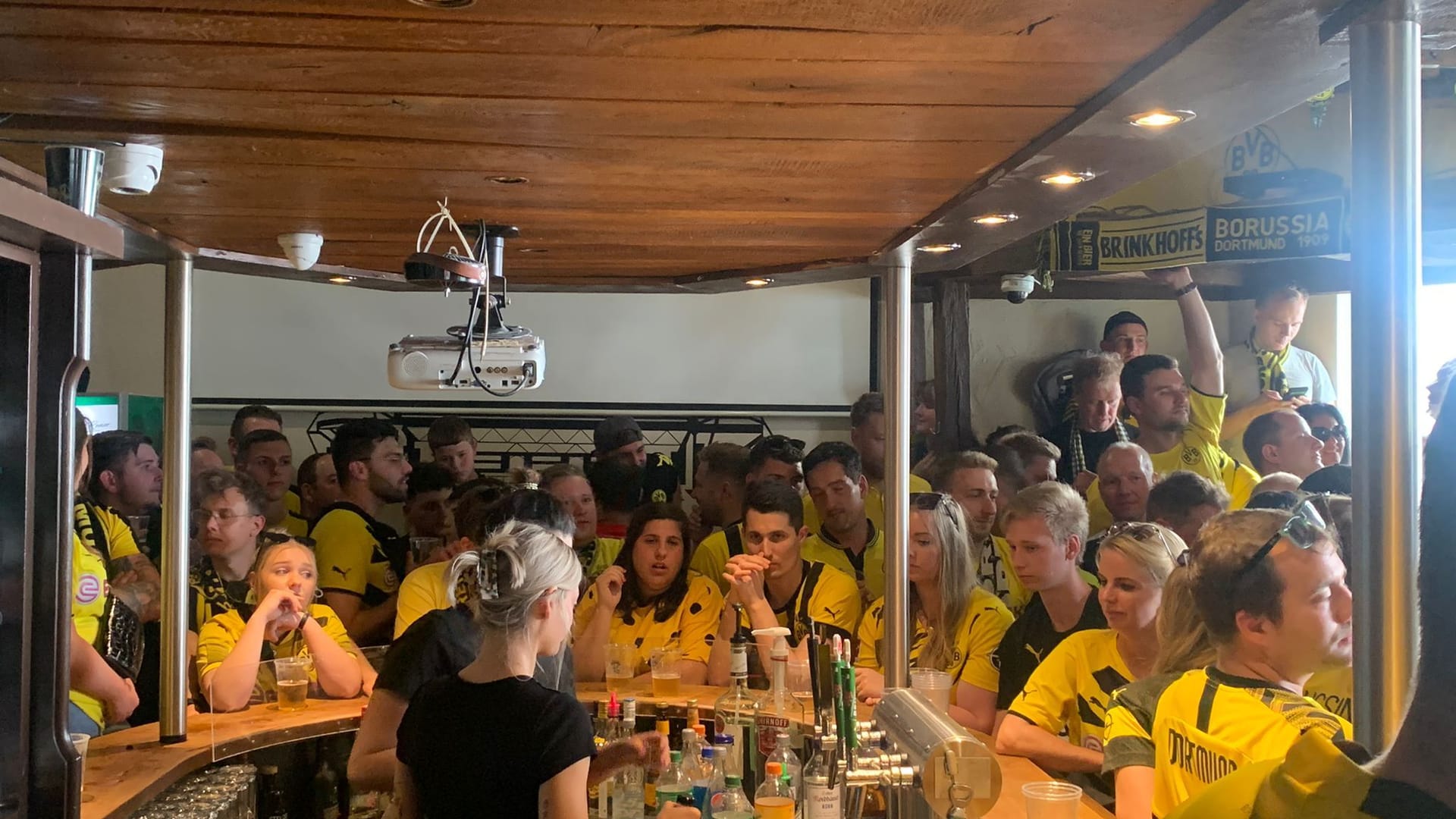 Vor dem Anpfiff: Fans in der Dortmunder Kneipe "Abseits".